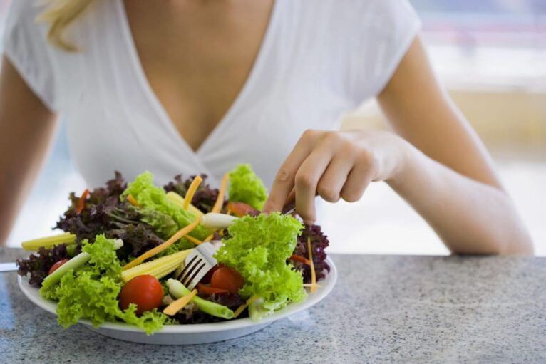 Φάτε σαλάτα λαχανικών στην αγαπημένη σας δίαιτα